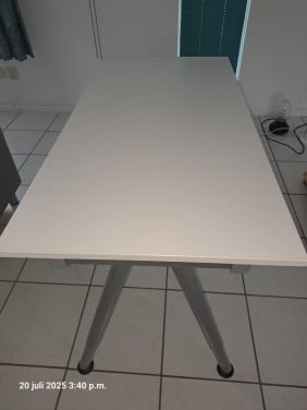Bureau tafel in hoogte verstelbaar.