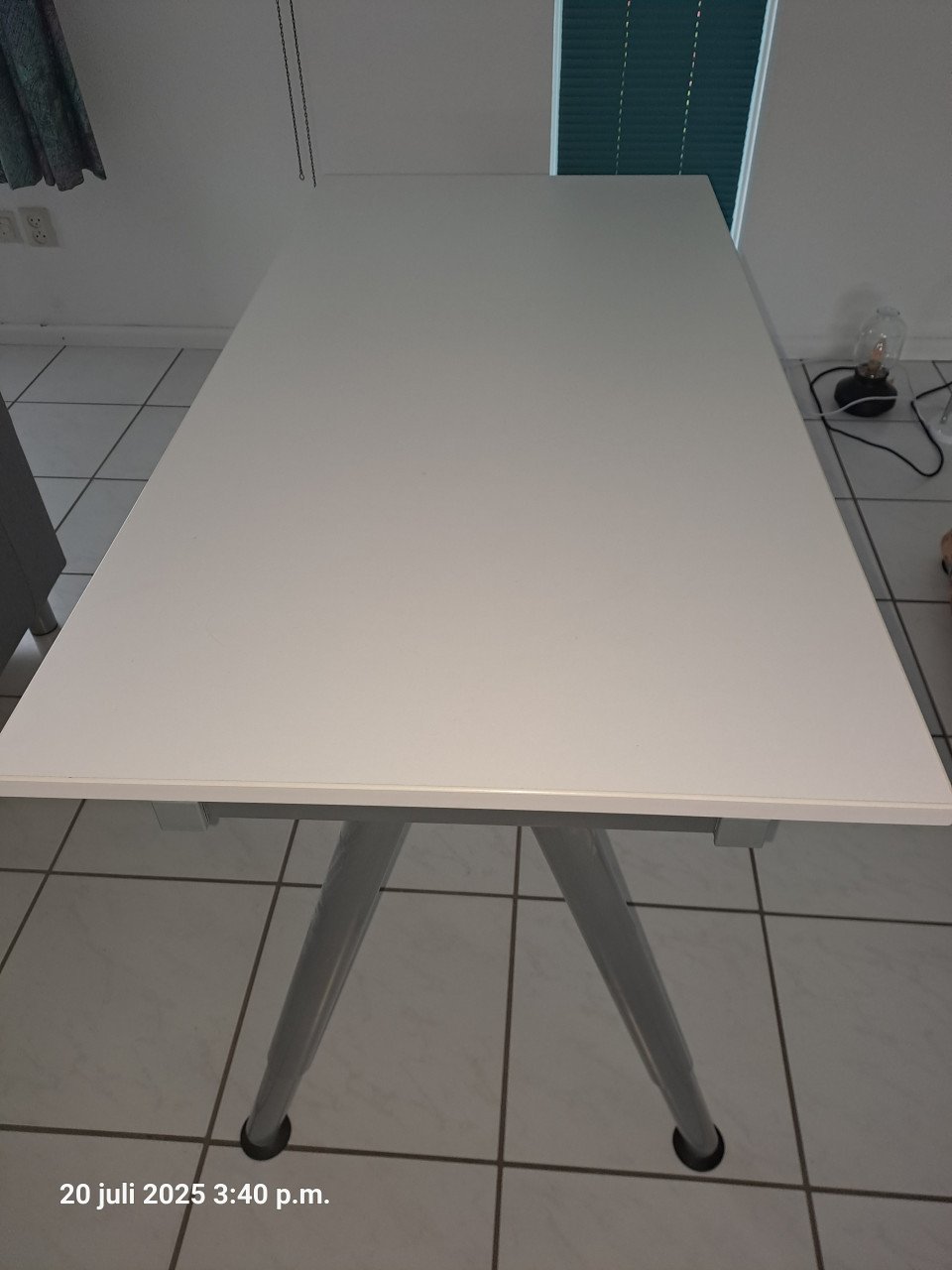 Bureau tafel in hoogte verstelbaar.
