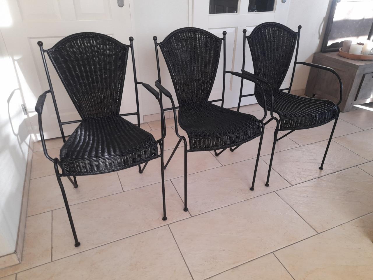 3 Smeedijzeren stoeltjes (in goede nette staat )  €20 per stuk  Stapelbaar!