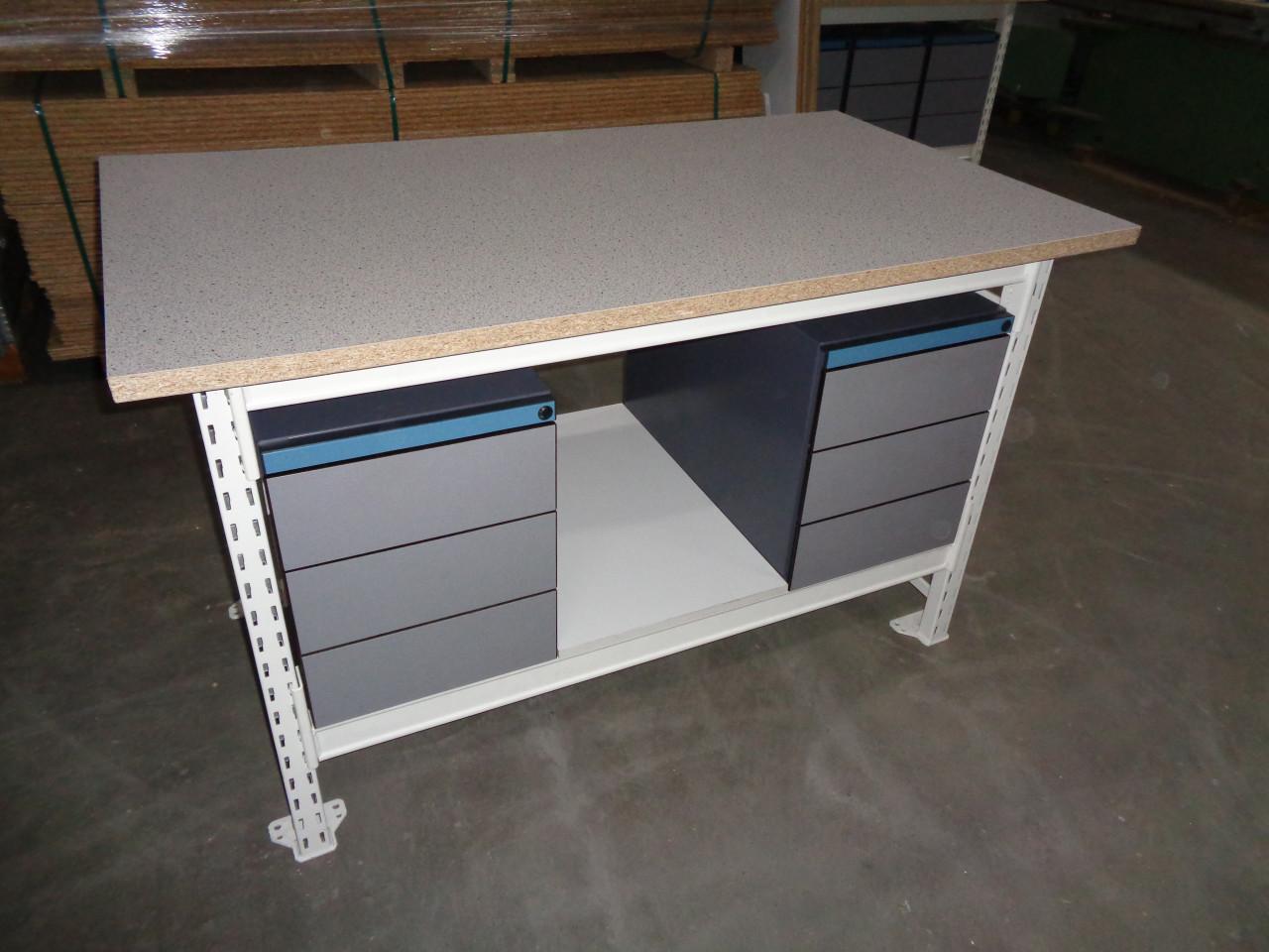 Meerdere werktafels werkbanken  met en zonder ladenkasten .