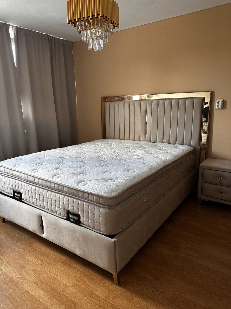 Boxspring Tweepersoons bed  maar 2 jaar oud + nachtkastjes + voetbank