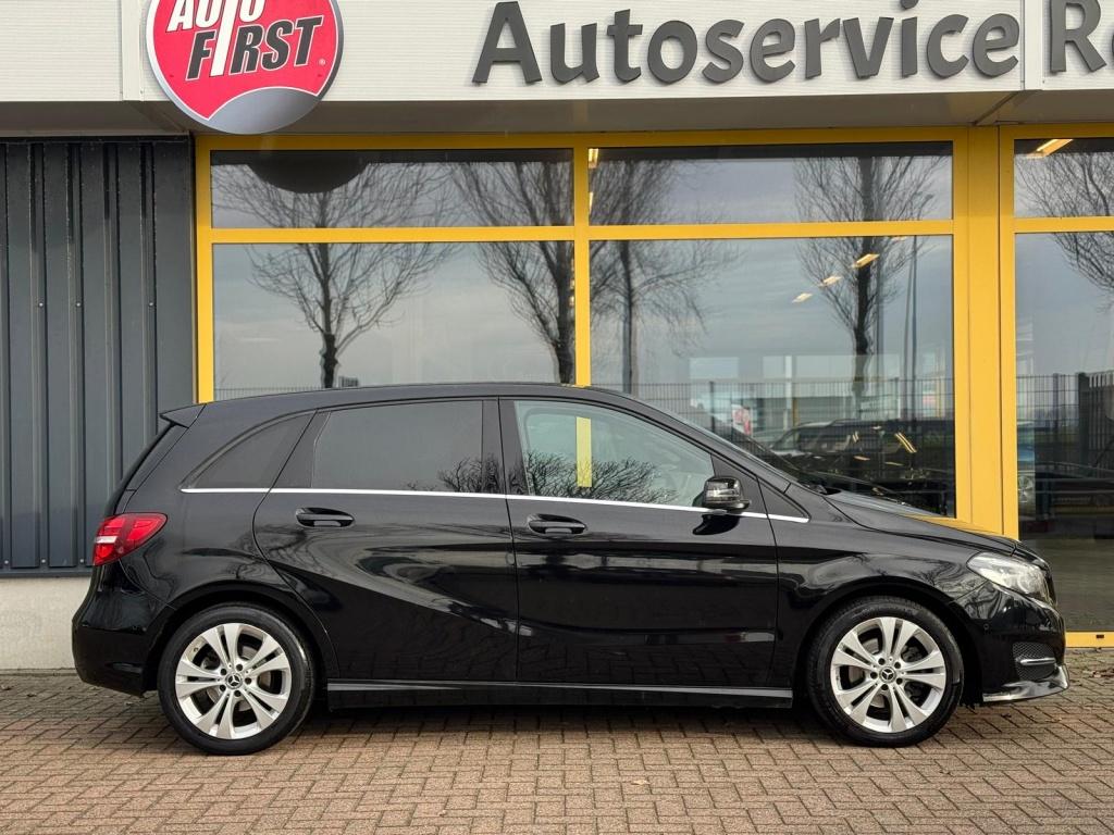 Mercedes-Benz B-Klasse 180 activity edition | leer | automaat |