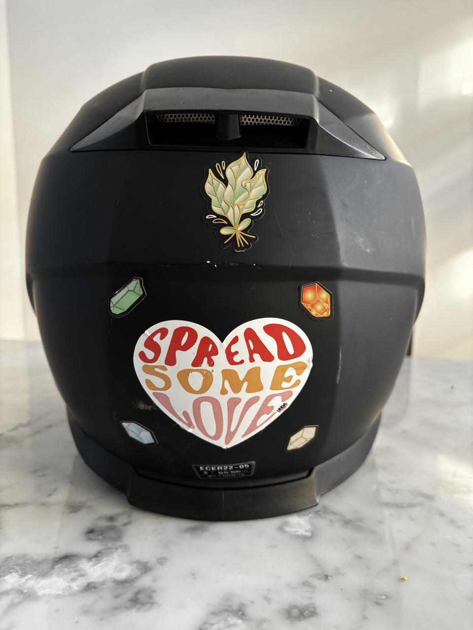 Zwarte helm met zonnebril (s)