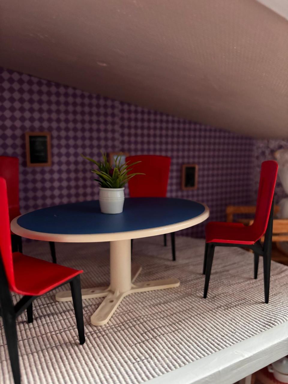 Te koop poppenhuis drie losse elementen