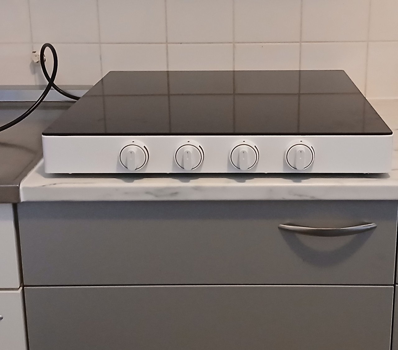 Vrijstaande inductie kookplaat op normaal stopcontact