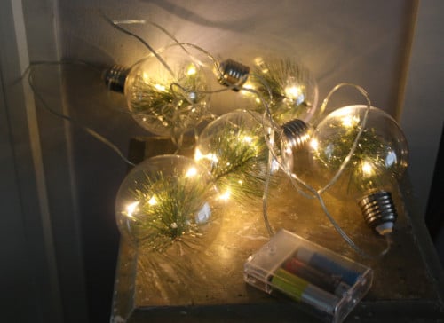 Kerst slinger met kerstballen met takjes en licht