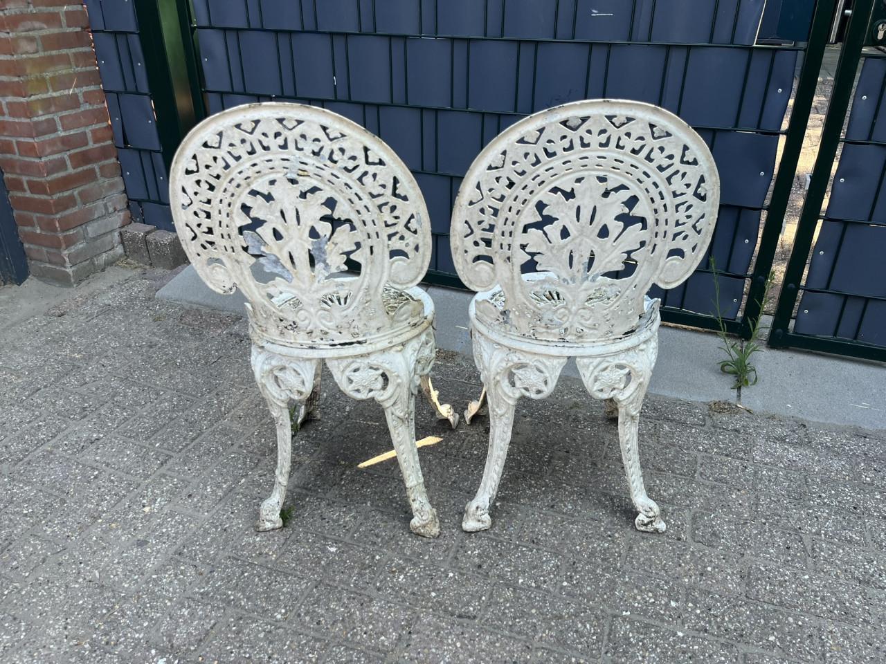 2 sets van 2 gietijzeren Bistrostoeltjes