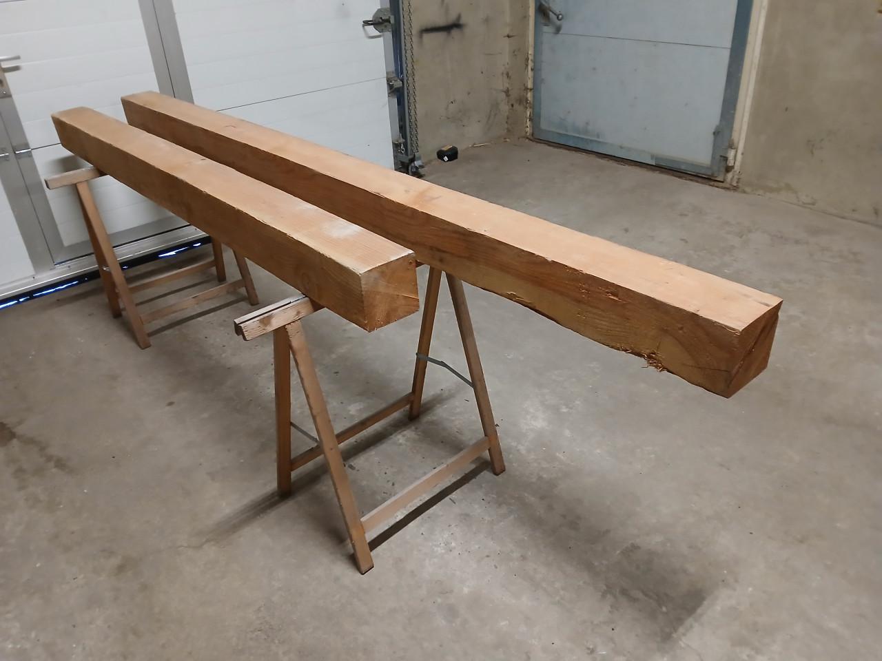 2 Dikke houten Douglas tuin palen van 15x15cm.