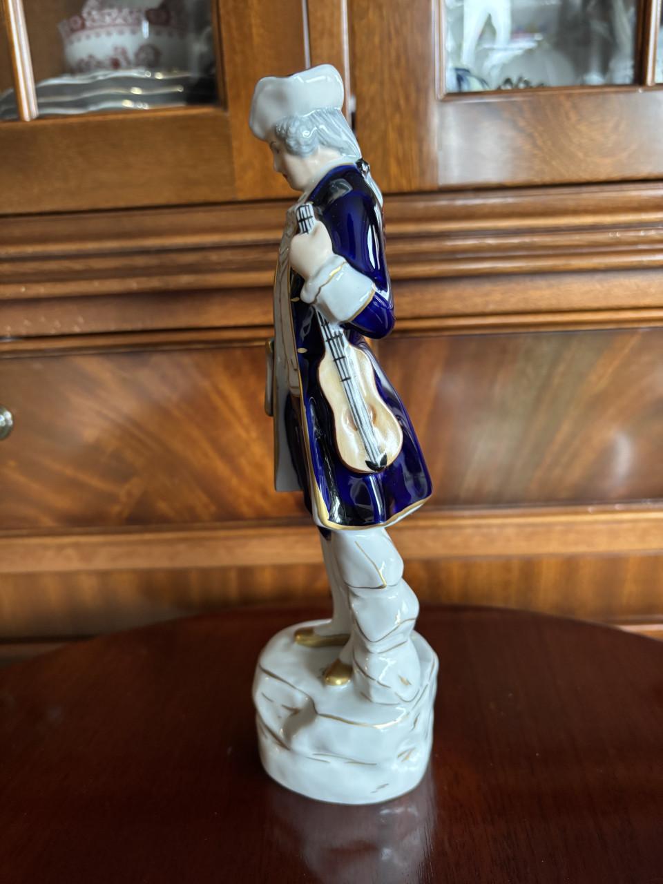 EEN ROYAL-DUC ROCOCO BEELDJE ,” DE VIOLIST”.