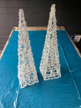 2 st Kerstpiramides met verlichting.