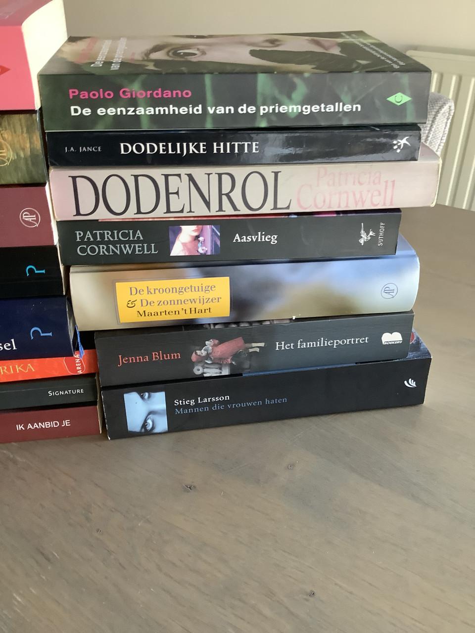 Stapel boeken, thrillers, romans en andere leuke boeken.