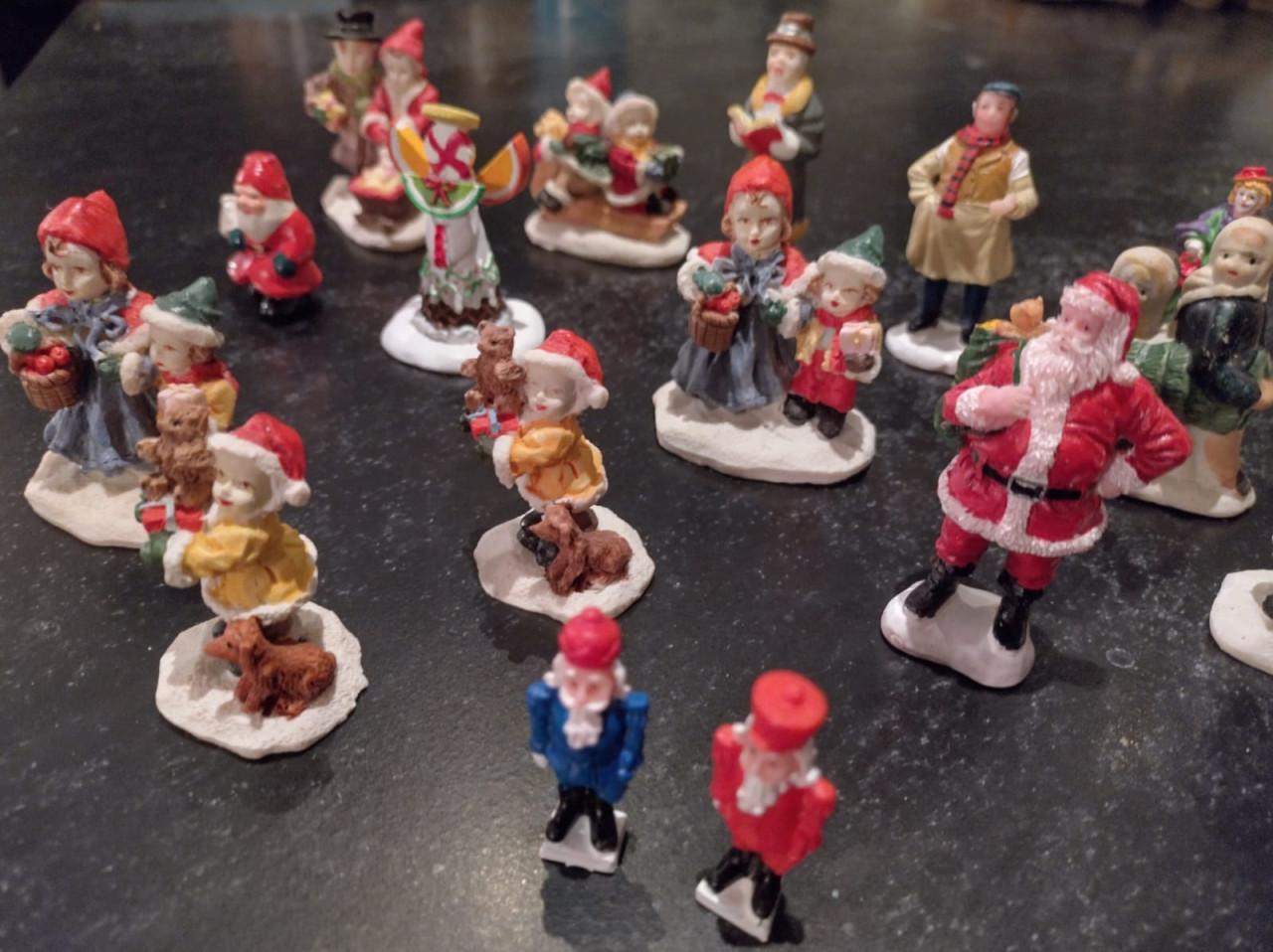 18 poppetjes 5-7 cm hoog