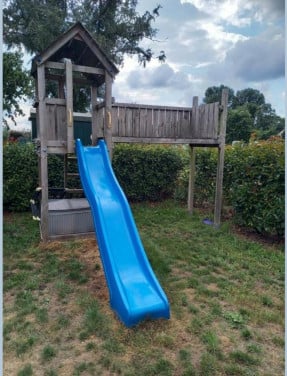 Speeltoestel met glijbaan