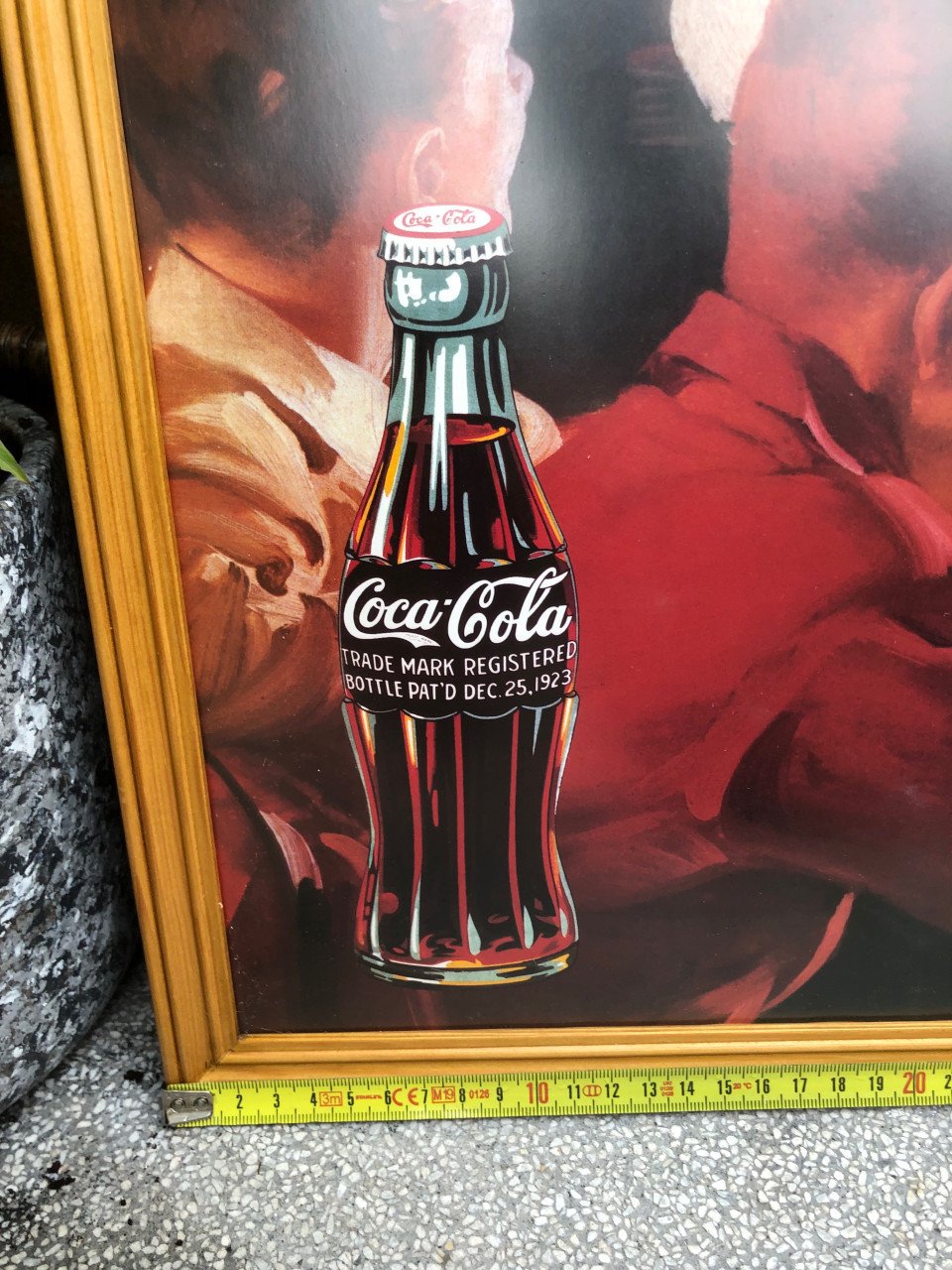 Ingelijst achter ontspiegeld Cola post.
