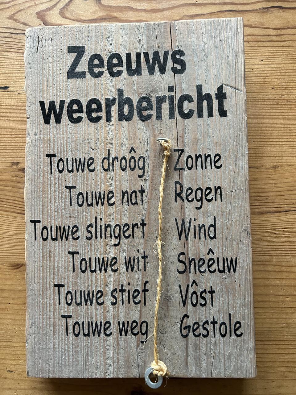 Zeeuws weerbericht op steigerplank.