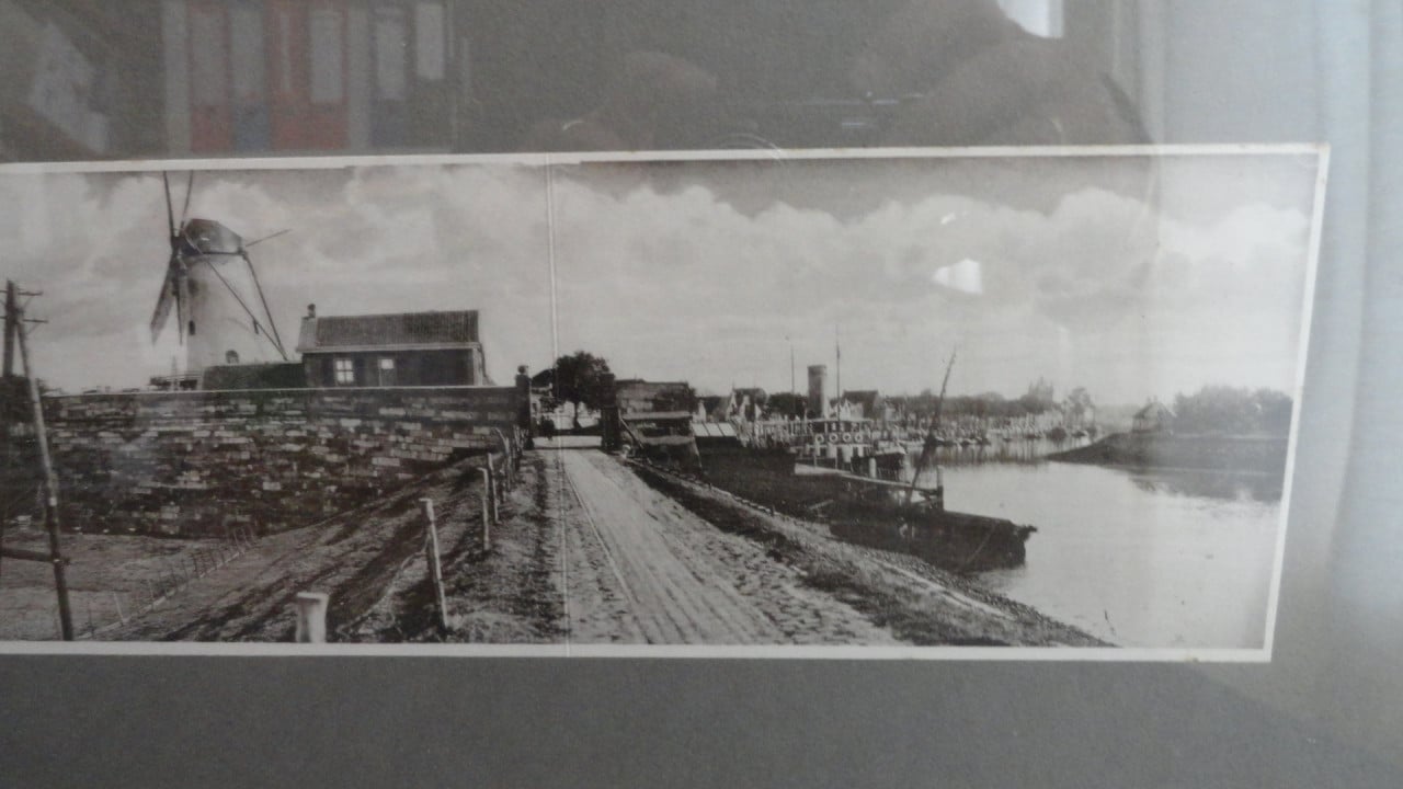 Zierikzee -Panorama van Zierikzee vanaf Den Havendijk  Zeer fraai ingelijst