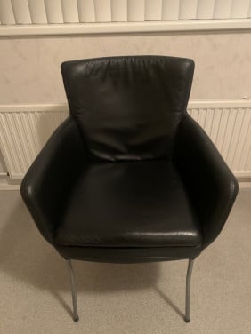 4 NETTE LEDEREN EETKAMERSTOELEN