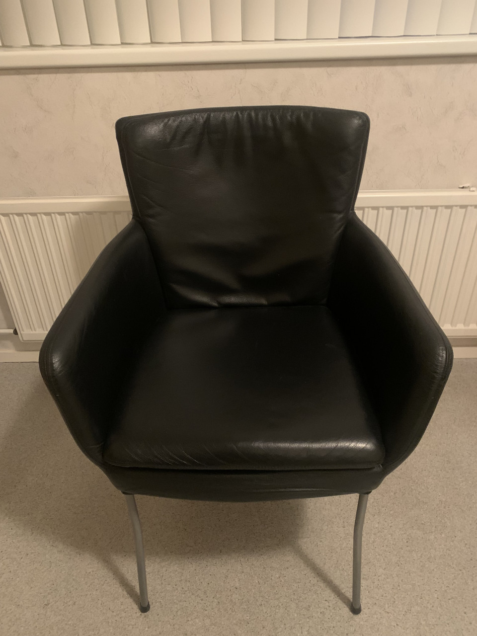 4 NETTE LEDEREN EETKAMERSTOELEN