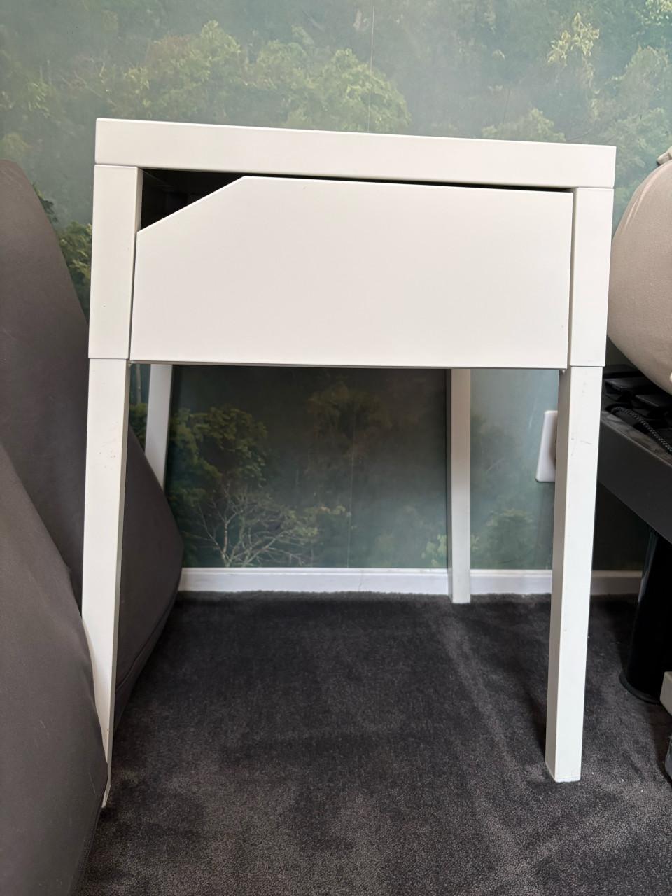 2 witte nachtkastjes