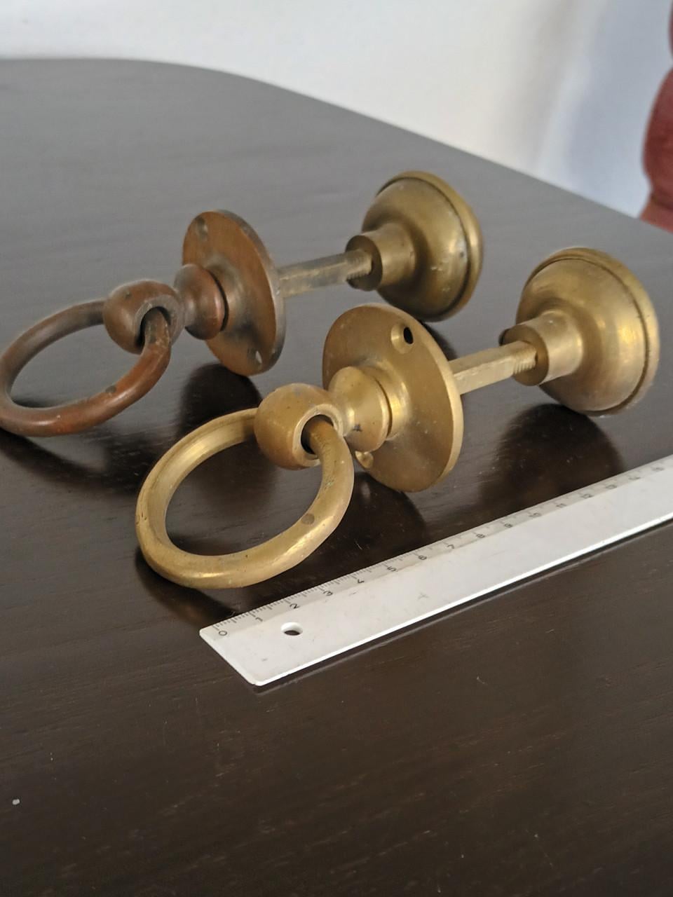 2 antieke koperen deurknoppen