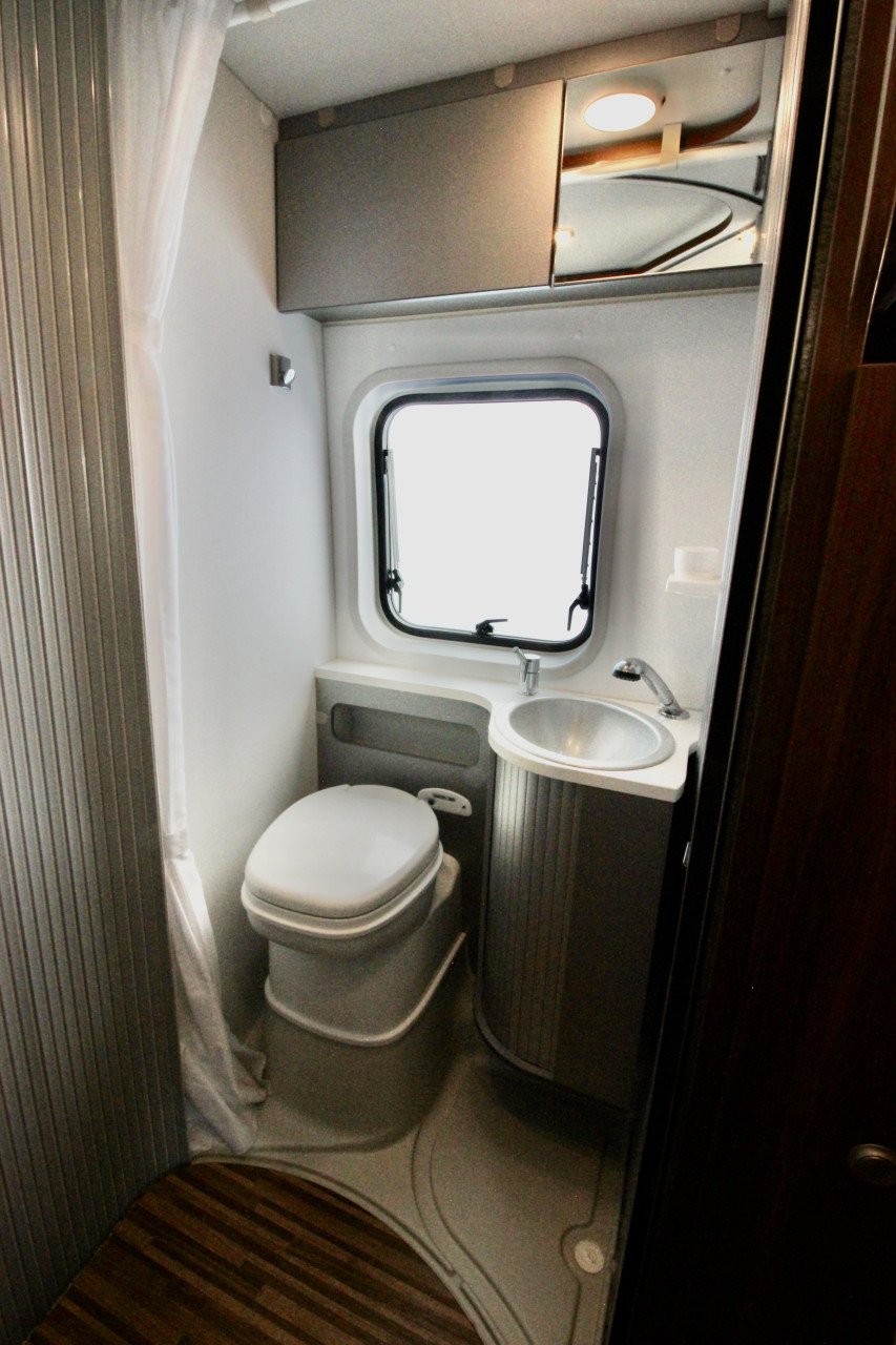 Adria Twin 600SPT (Vast bed,Eerste eigenaar, 19.000KM , Als nieuw!!!)