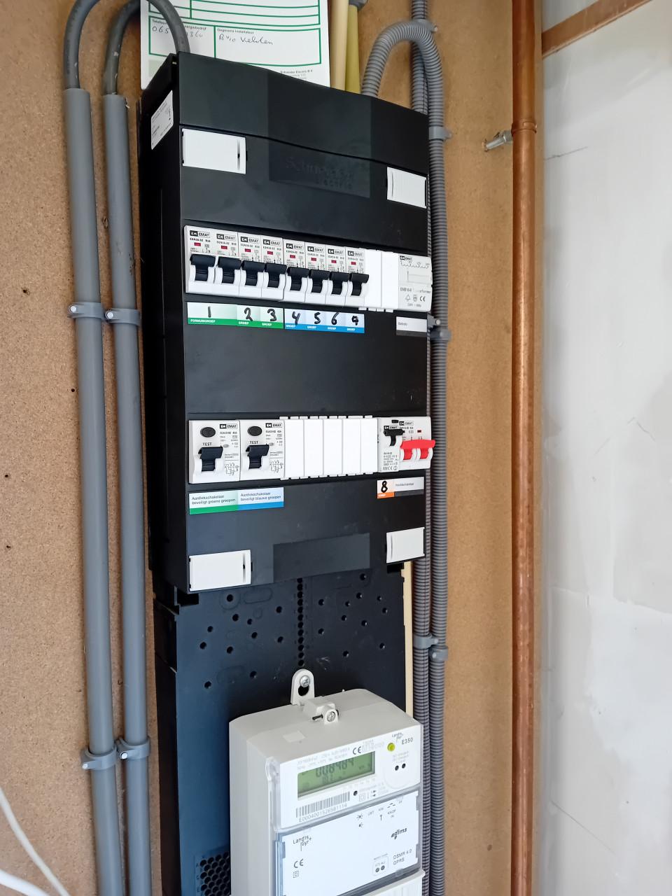 Elektromonteur bied zich aan .