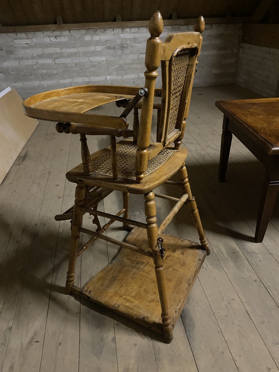 Antieke kinderstoel