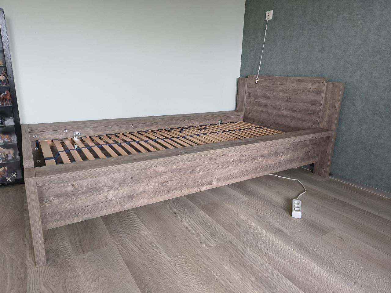 Massief houten 1 persoons bed 90 x 200 (in goede staat )