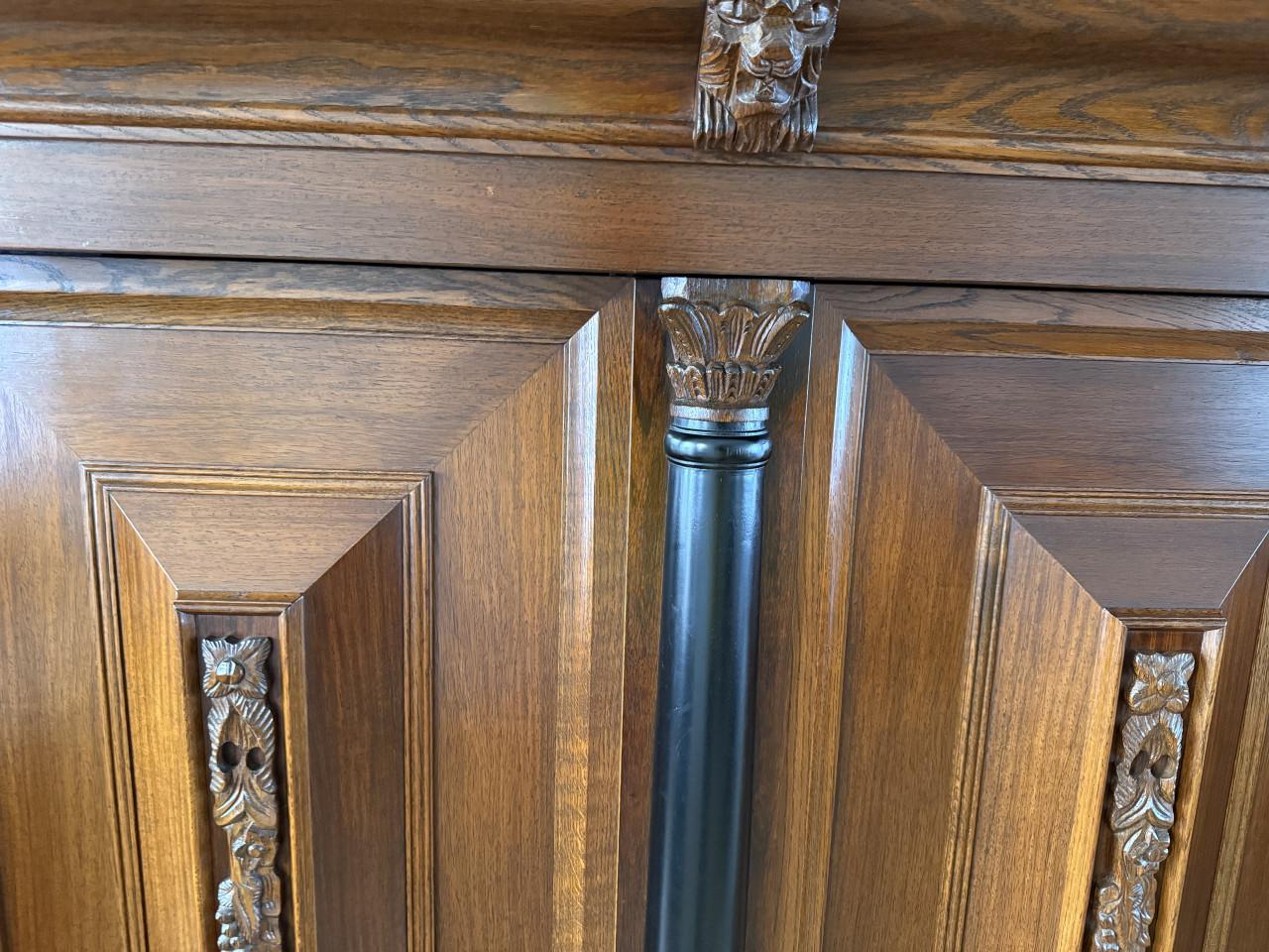 Originele Massief Eiken Kolommenkast. Origineel keurmerk in achterwand.