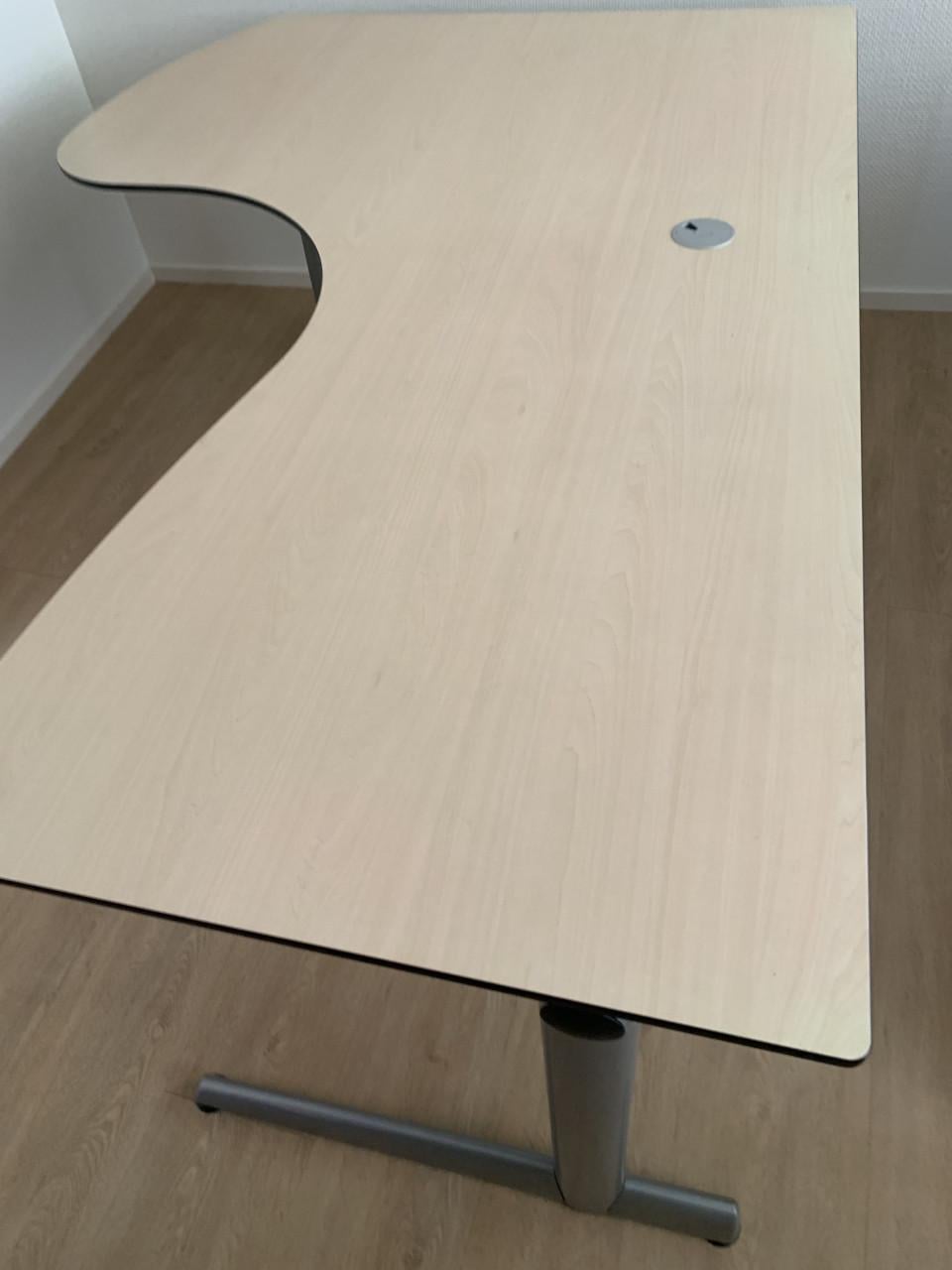 Groot bureau (tafel met verrijdbare ladenkast)
