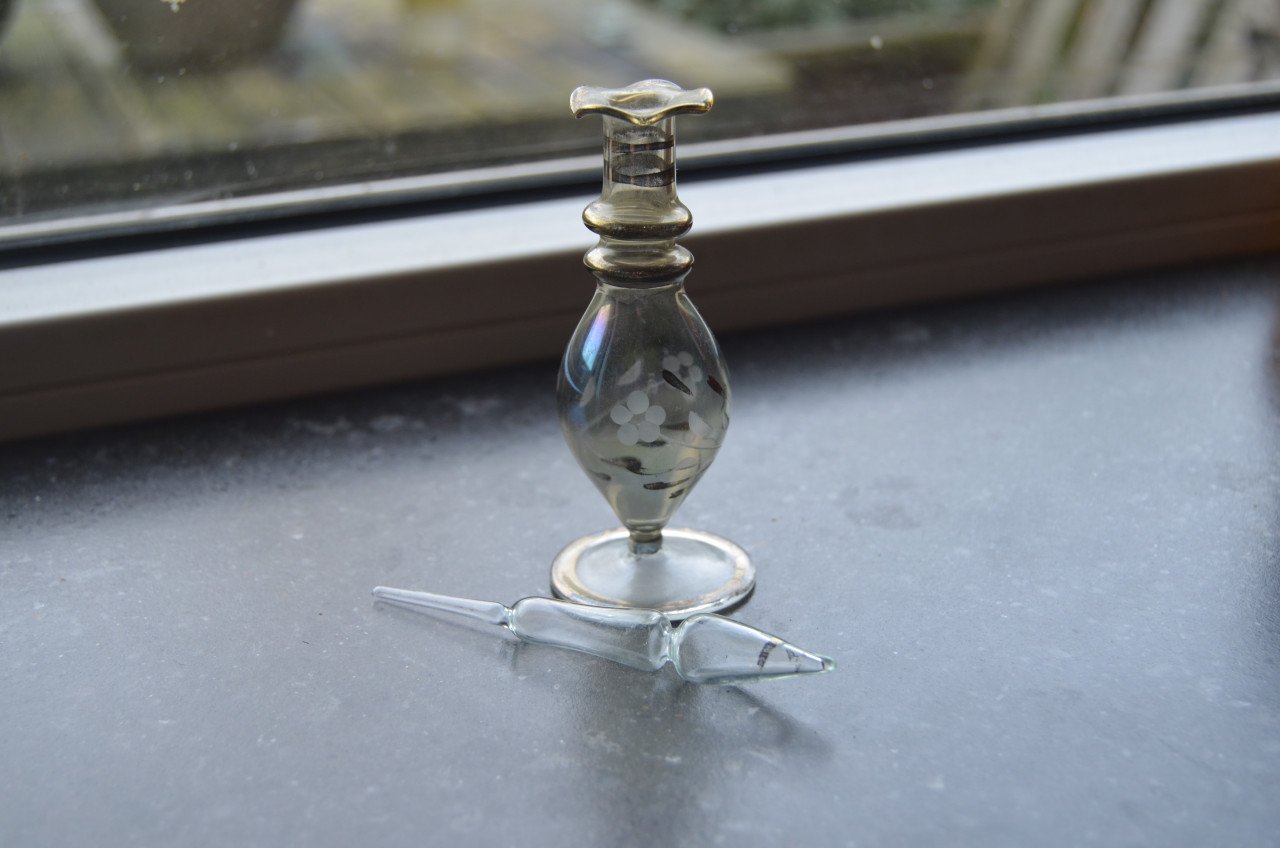 Glazen parfumflesje vrij fragiel, mooi beschilderd.