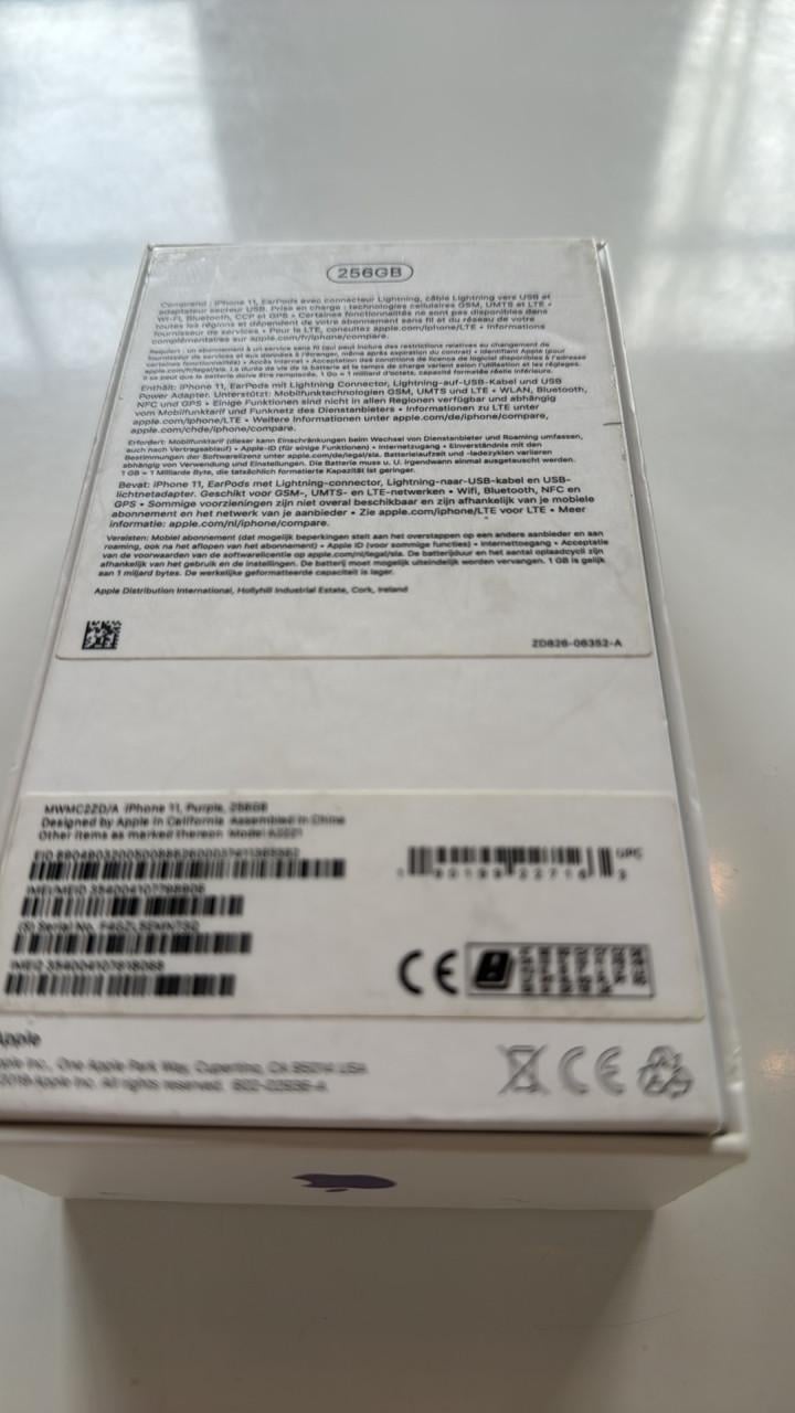 IPhone 11 256GB purple in zeer goede staat!