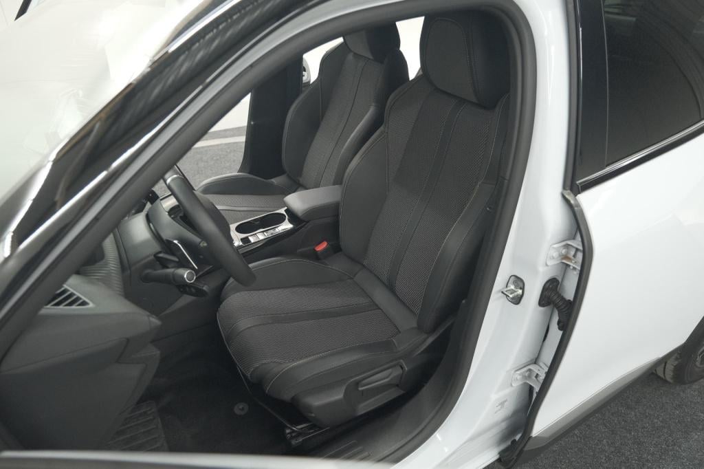 Peugeot 2008 puretech 130 eat8 gt | camera | apple carplay | parkeersensore