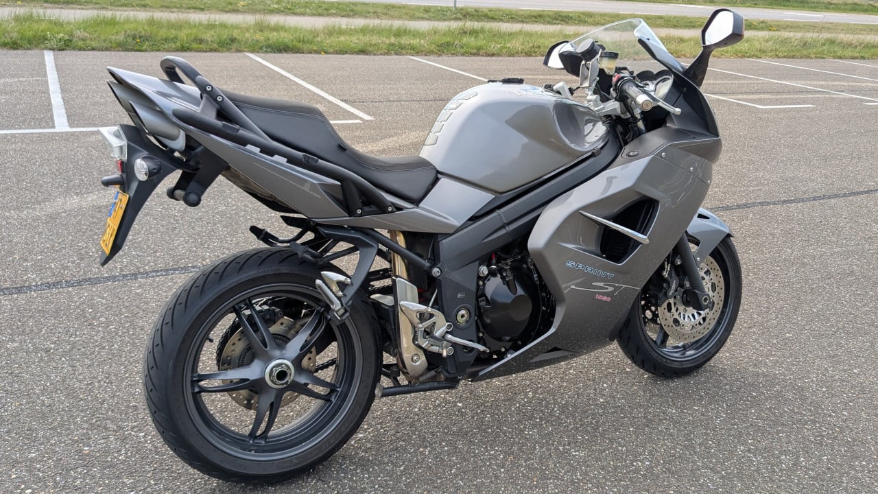 Triumph Sprint ST 1050 - Grijs - Met koffers