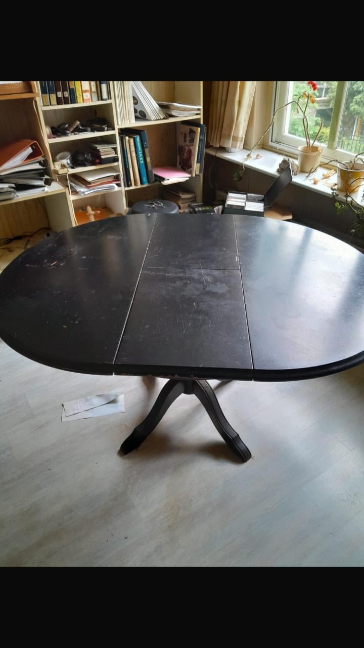 Zwarte ronde tafel