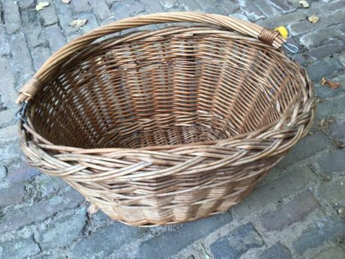 Rieten fietsmand voor voor op de fiets