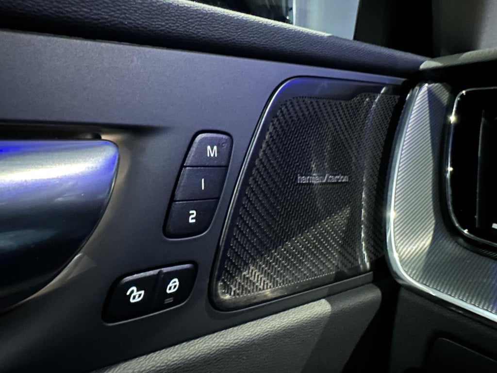 Volvo XC60 2.0 t6 plug-in hybrid awd plus dark *pano*hksound*leder*memory*