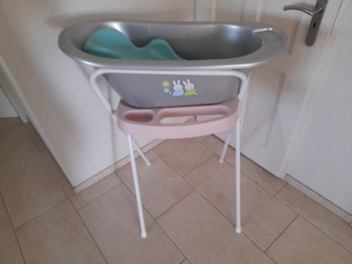 Bad +standaard + inzet + tummietub  (in goede nette staat )