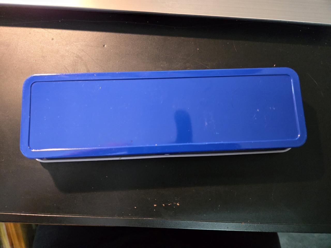 Vintage blauwe metalen pennendoosje van Blue Band. 20x6x2.5cm