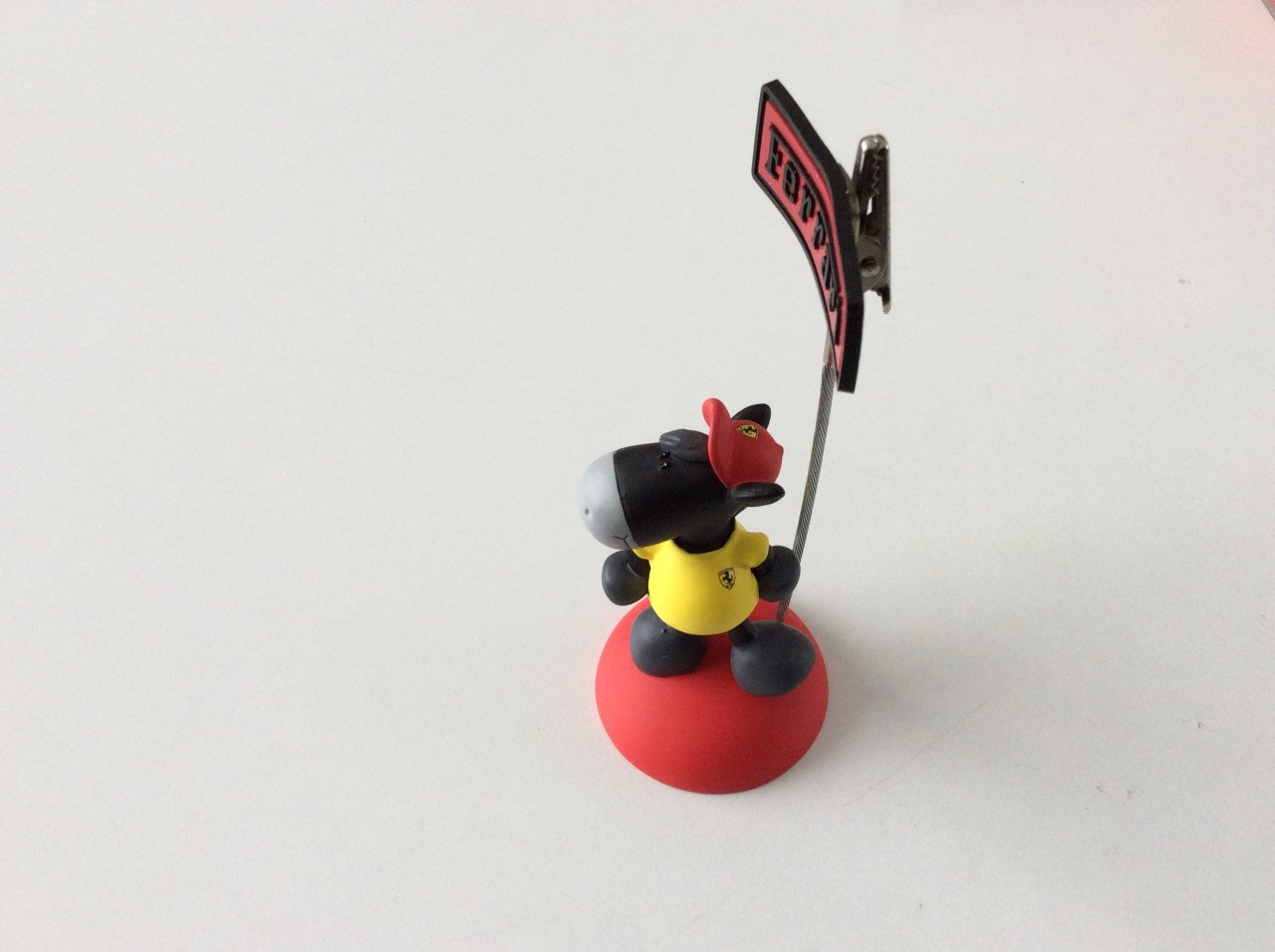 Ferrari houdertje en een boekje met foto’s.    Hoog: 12 cm.