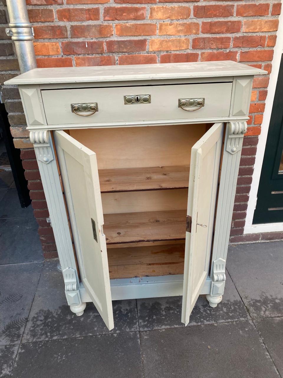 Grijs groene houtenkast