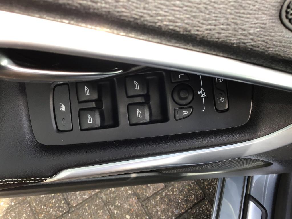 Volvo V40 t3 153pk aut6 polar+ sport| panodak| camera| trekhgaak| h&k soun