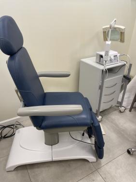 Pedicurestoel, pedicuremotor, instrumentenkast met loeplamp