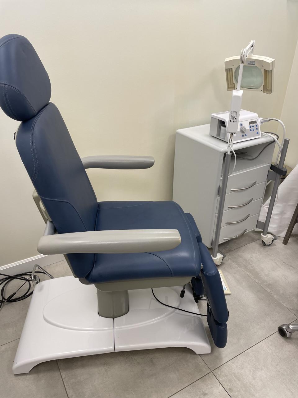 Pedicurestoel, pedicuremotor, instrumentenkast met loeplamp