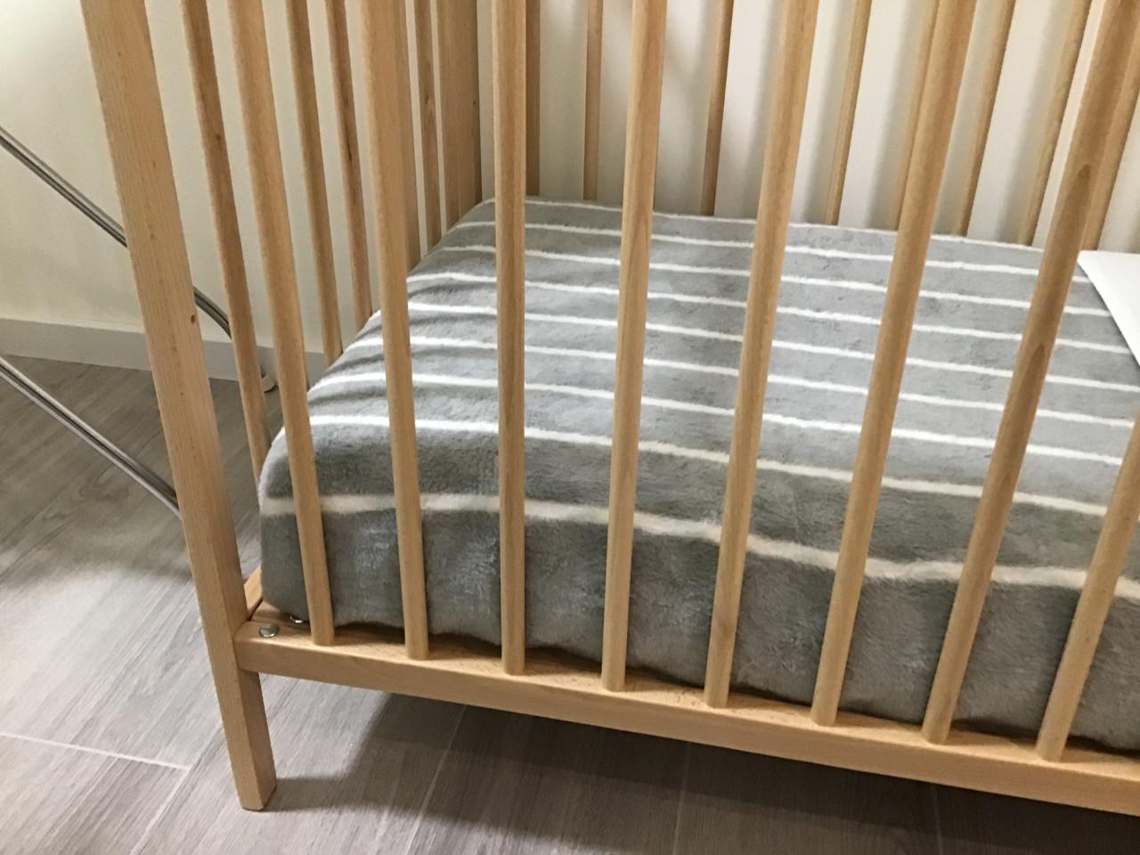 Kinderledikantje + nieuw matrasje met bijbehoren