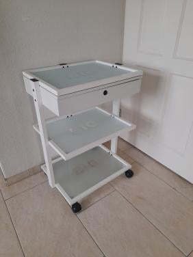 Kaptafel / Make up tafel op wielen (47 x 60 x 80H) in goede nette staat