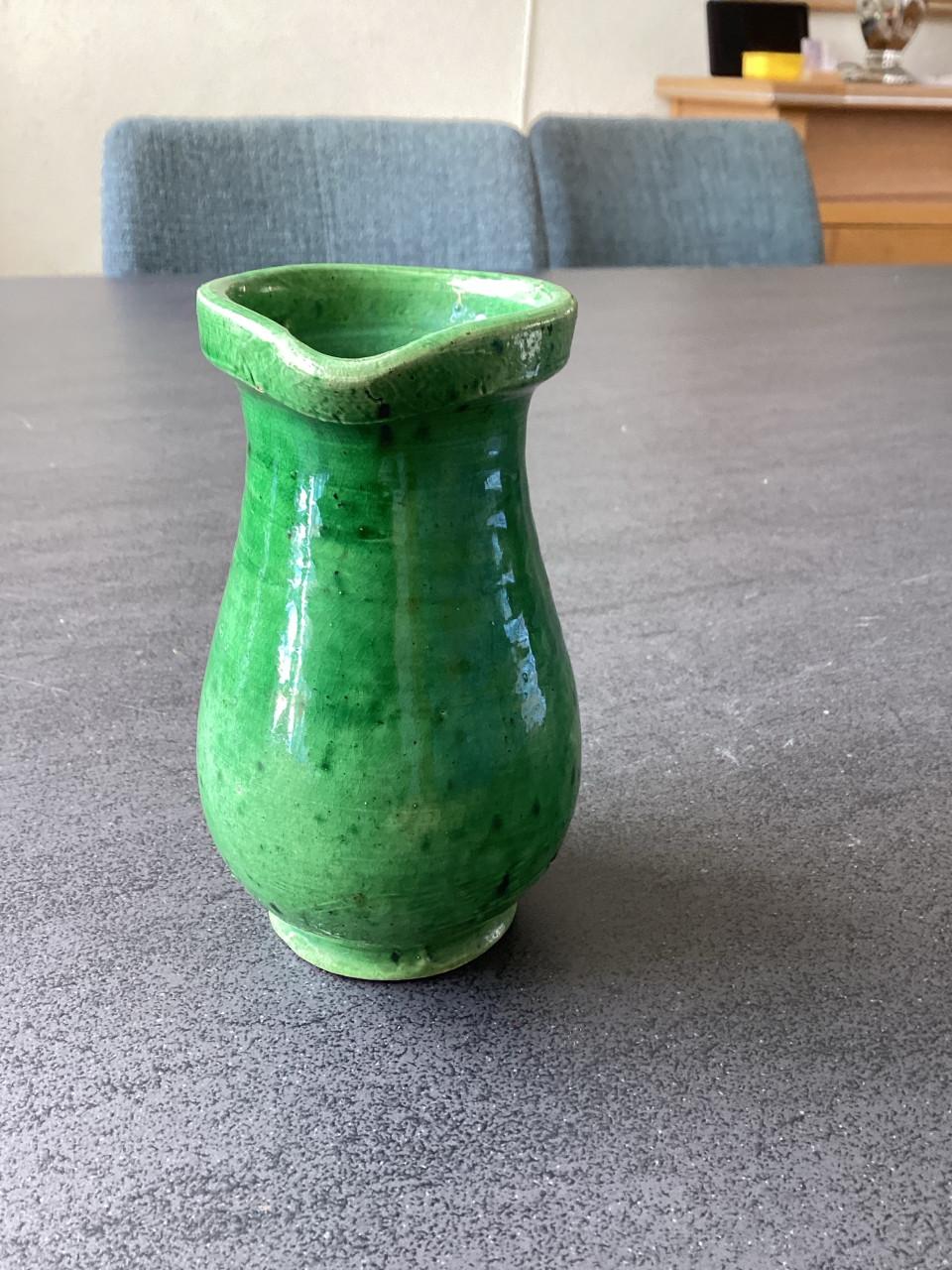 Vintage Kannetje.  Groen geglazuurd aardewerk.