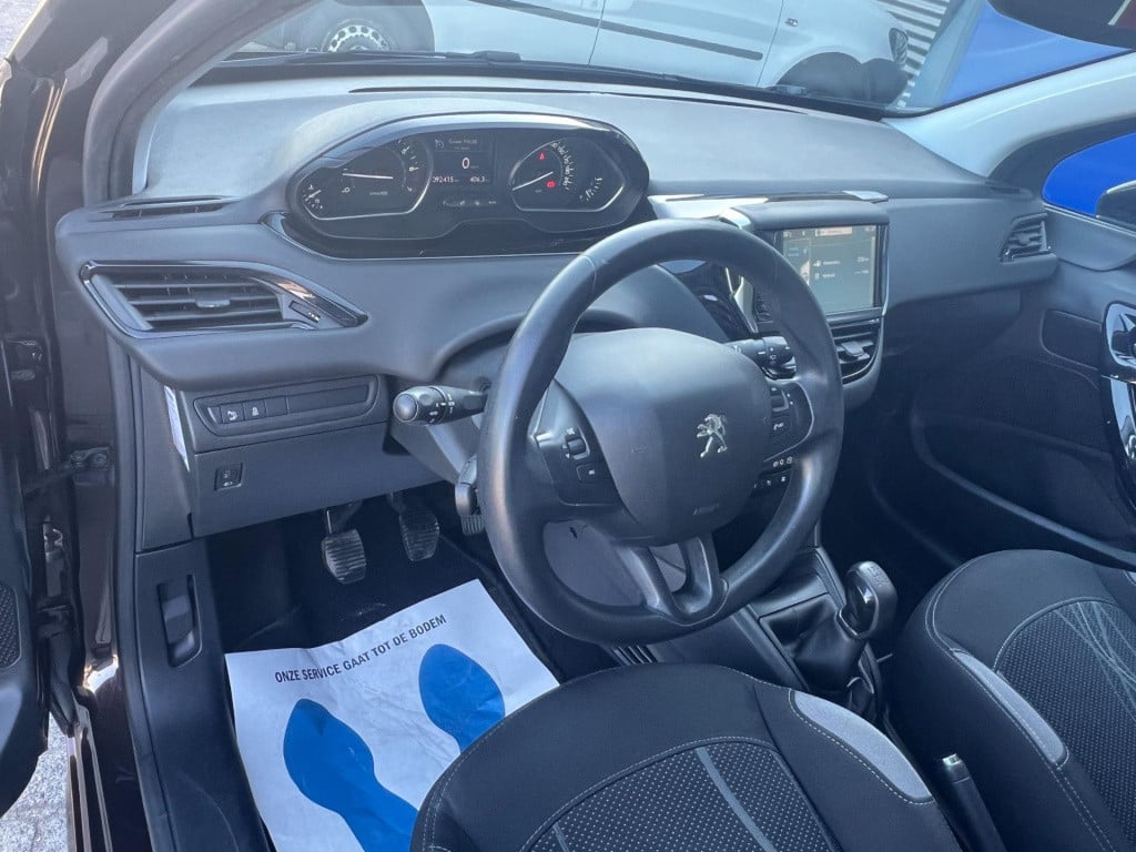 Peugeot 208 1.2 vti envy, navi, trekhaak enz...