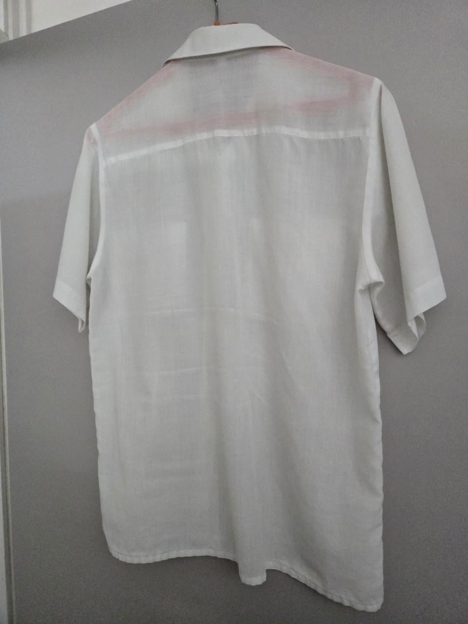 Witte blouse met korte mouwen en twee borstzakken.  Maat M