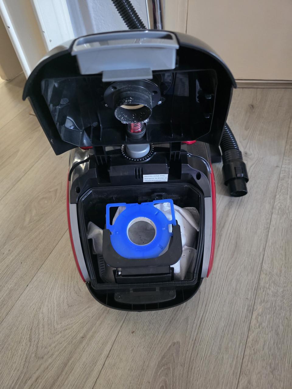 In zeer goed staat en goed werkend stofz. merk SAUBER-220V-800W-compleet